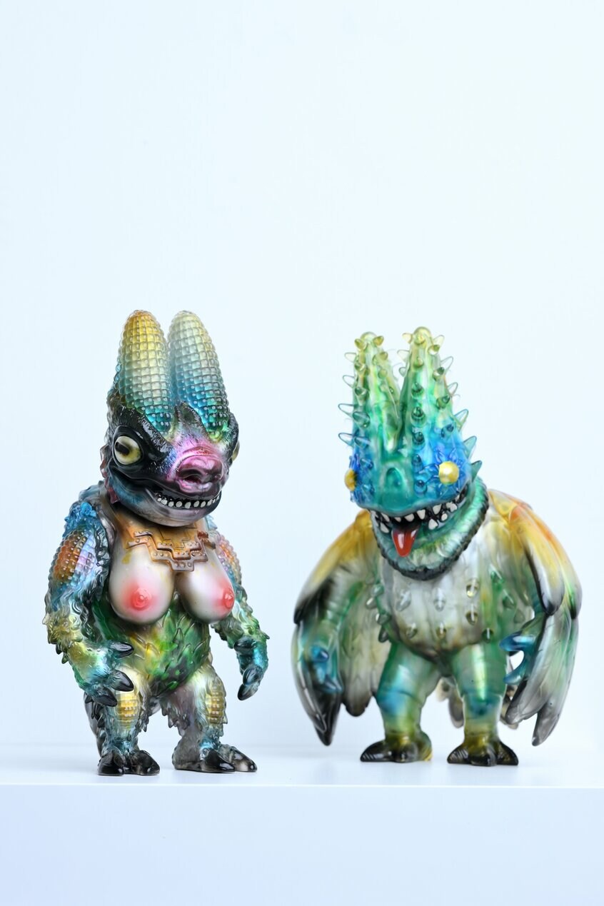 ソフビ作家、イラストレーター・セーサル・サナルディさんの作品:CERRITO DELIRIUM (Platinum Aurora ver.)(写真:篠塚ようこ)