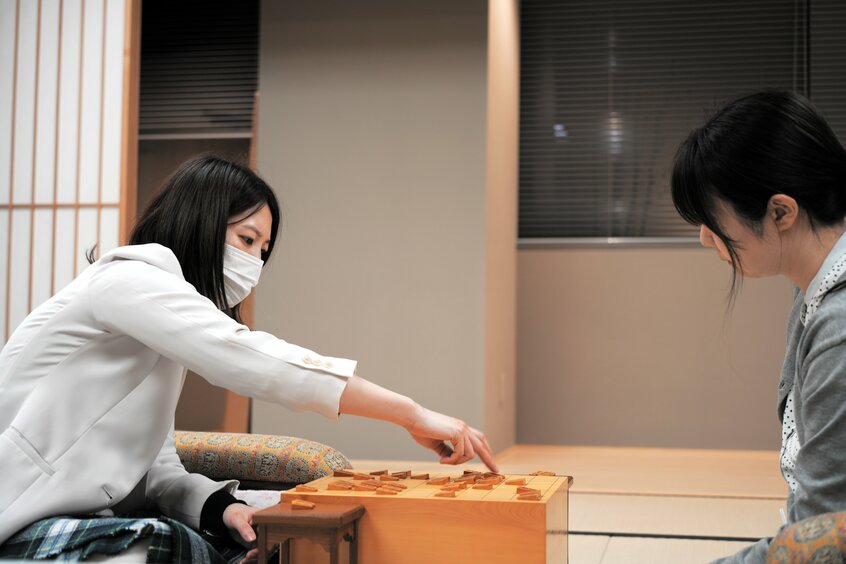 福間香奈女流王座（左）と西山朋佳女流三冠（当時）＝2025年3月5日、東京都渋谷区の将棋会館