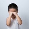 〈夏休みに注意〉子どもに流行する「咽頭結膜熱(プール熱)」、どうやってうつるの? 医師に聞く
