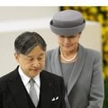 天皇陛下はこぶしを膝の上に置き、「追悼の辞」を全身で受け止めた 「玉砕の島」硫黄島に水を注ぐ遺族たちの思い