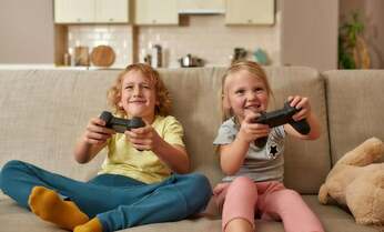 東大卒ママも夢中に!人気キャラのカードゲームで、子どもの「算数脳」が鍛えられるワケ