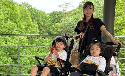 難病の娘2人を育てる母 「すみません」を言い続ける「生きづらさ」なくしたい　「車いすマーク」に込めた思い