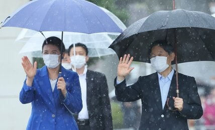 〈各地を訪れる皇室〉天皇陛下は「雨男」それとも「晴れ男」？雅子さまと到着した空港では2度も雨風がおさまり青空が