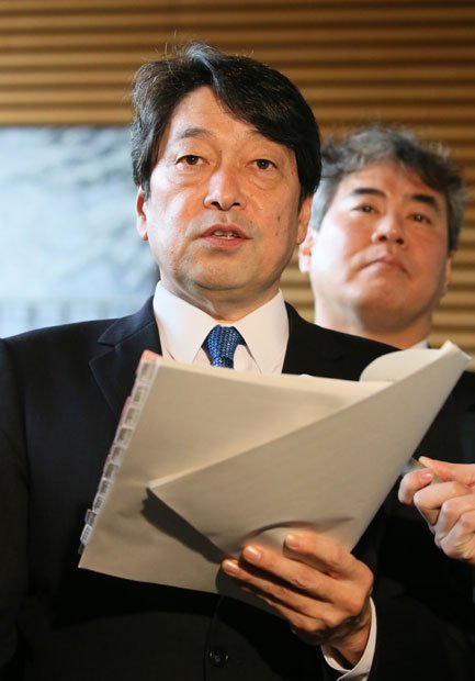 相次ぐ米軍機トラブルに、小野寺五典防衛相の表情もさえない　（ｃ）朝日新聞社