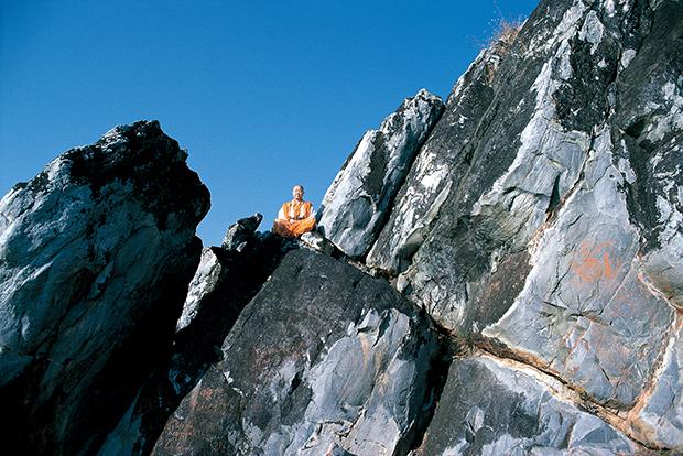 インド聖地巡礼の旅に出かけたこともある。1998年1月に、ラージギルにある霊鷲山で（写真・勝山泰佑）