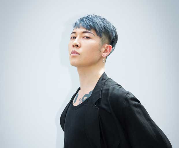 ＭＩＹＡＶＩ　エレキギターをピックを使わず指で弾く独自の「スラップ奏法」で注目を集める。ベストアルバム「ＡＬＬ　ＴＩＭＥ　ＢＥＳＴ　“ＤＡＹ　２”」発売中（撮影／品田裕美）