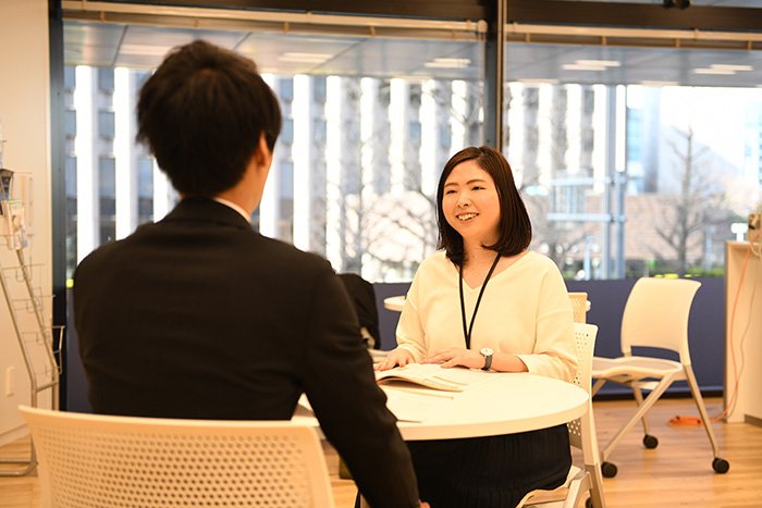 教員や職員と学生の距離が近く親しみやすい校風。コロナ禍でオンラインやメールでの個別相談も増えたが、一人ひとりに寄り添う姿勢は変わらない