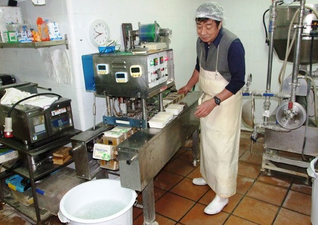 バルセロナ（スペイン）豆腐店経営清水建宇さん（６７）【憧れ】日本で買った中古の豆腐製造機は輸出手続きがなかなか大変だった。機械の値段と輸出費用だけで１千万円かかったという。開業の総費用はおよそ４千万円ほど（写真：本人提供）　＠＠写禁
<br />
