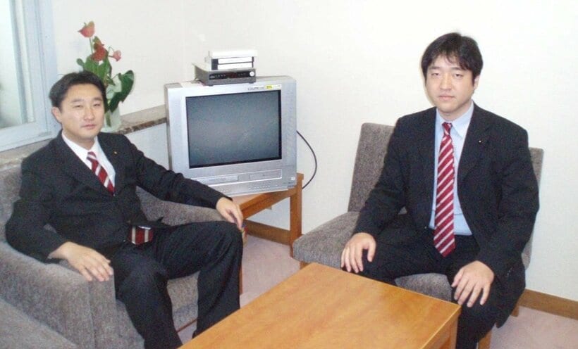 石川知裕氏（左）と竹内氏。石川氏の初当選後、議員会館で