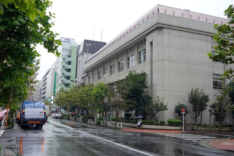 同じ場所の現在の写真。当時の築地停留所付近から新富町方面へは、都電でのアクセスが便利だった（撮影／井上和典・AERAdot.編集部）