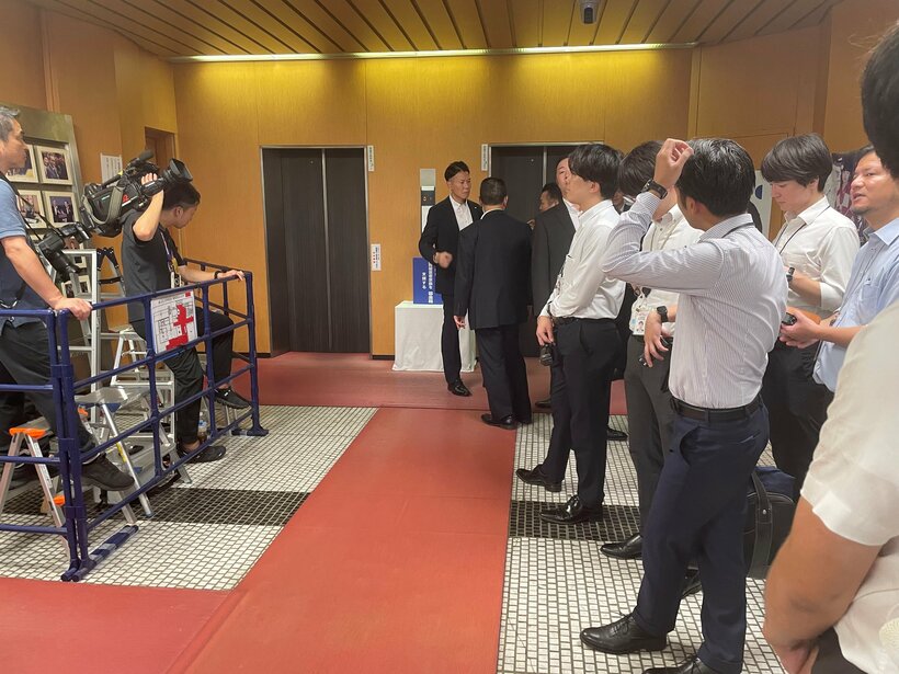 多くの報道陣がつめかけた28日の自民党本部