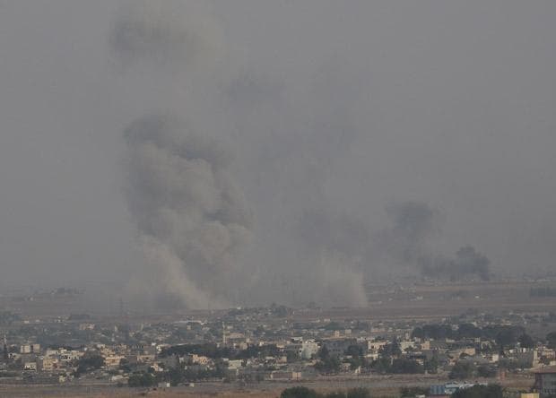 シリア北部ラスアルアインの市街地で、トルコ軍の空爆によって立ち上る白煙（ｃ）朝日新聞社