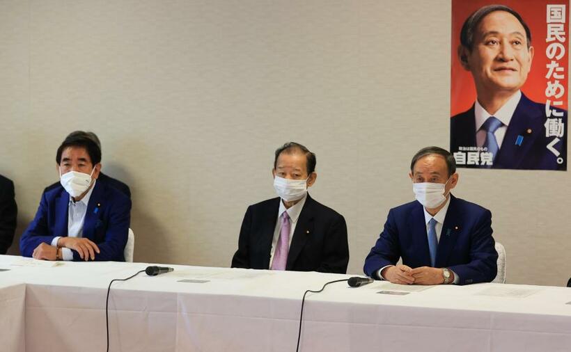 左から下村政調会長と二階幹事長、菅首相（C)朝日新聞社