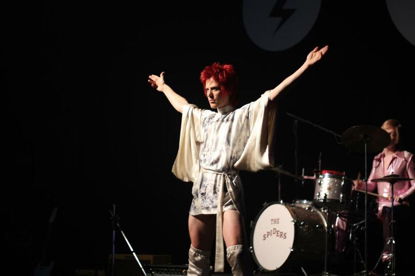 映画「スターダスト」の場面（ｃ）ＣＯＰＹＲＩＧＨＴ　２０１９　ＳＡＬＯＮ　ＢＯＷＩＥ　ＬＩＭＩＴＥＤ，　ＷＩＬＤ　ＷＯＮＤＥＲＬＡＮＤ　ＦＩＬＭＳ　ＬＬＣ