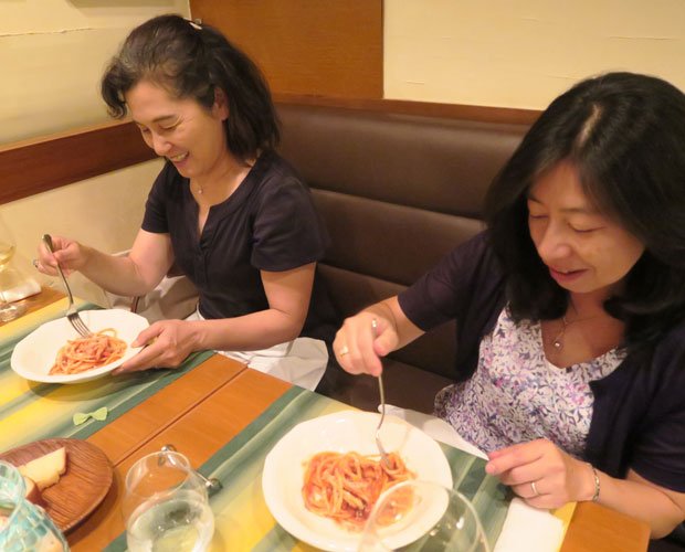 アマトリチャーナを食べて寄付をする運動が、世界中に広がる。呼びかけに応えた日本のイタリア料理店には早速女性客の姿が／東京都新宿区　（ｃ）朝日新聞社