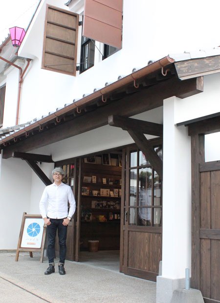 ハレノヒ代表取締役／フォトグラファー笠原徹さん（４０）ハレノヒ柳町フォトスタジオの入り口に立つ笠原さん。佐賀市が歴史的建造物の活用を公募していた建物（撮影／編集部・鎌田倫子）