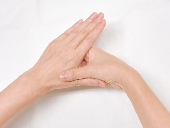 ステップ3／親指と人差し指の骨が合わさる部分を、心地よい強さで5秒ほど押す。