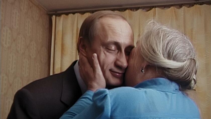 2000年のロシア大統領選直前、小学校時代の恩師を訪ねたプーチン氏。「忘れん坊だから気を付けてね」と声をかけられ、優しい笑顔で応じた　（ｃ）Vertov, GoldenEggProduction, Hypermarket Film-ZDF/Arte, RTS/SRG, Czech Television2018