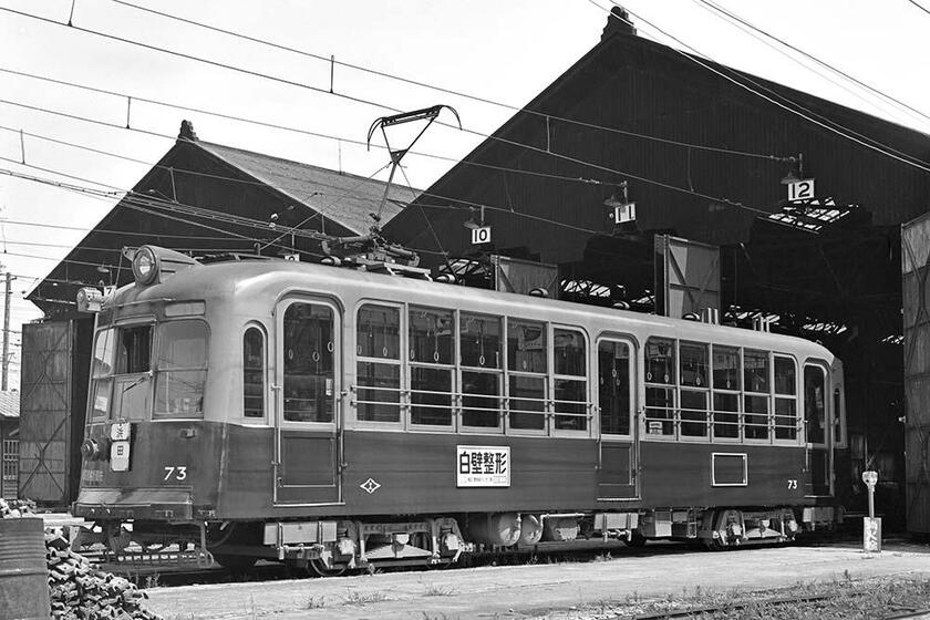 関西モダントラムの一翼を担った阪神国道線71型は1937年に登場。「金魚鉢」の愛称を持つ美しいフォルムはファンを魅了した。浜田車庫（撮影／諸河久：1966年8月4日）

