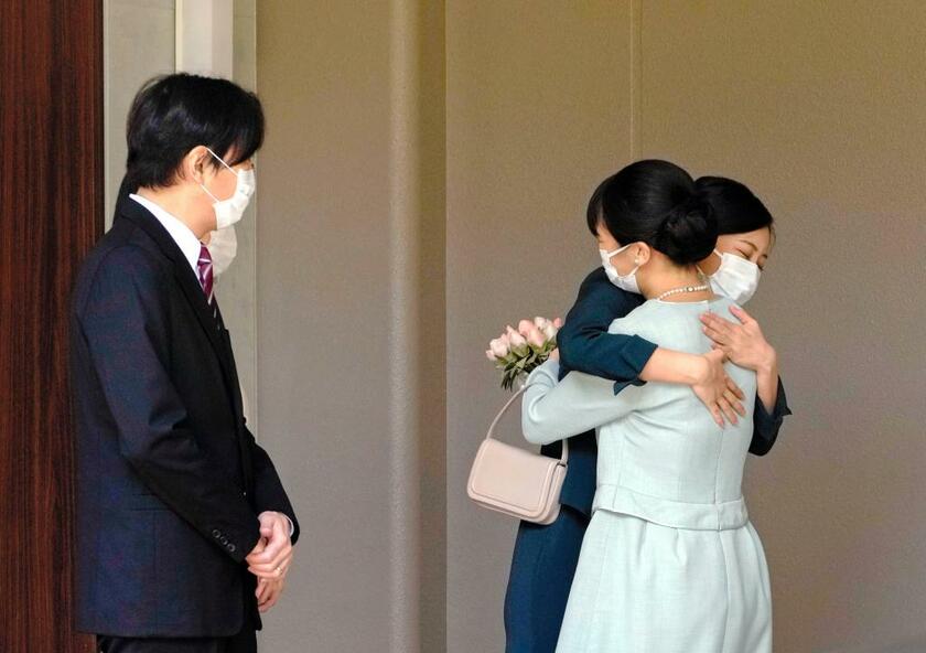 秋篠宮ご夫妻に見守られ、妹の佳子さまと抱き合う小室眞子さん（ｃ）朝日新聞社