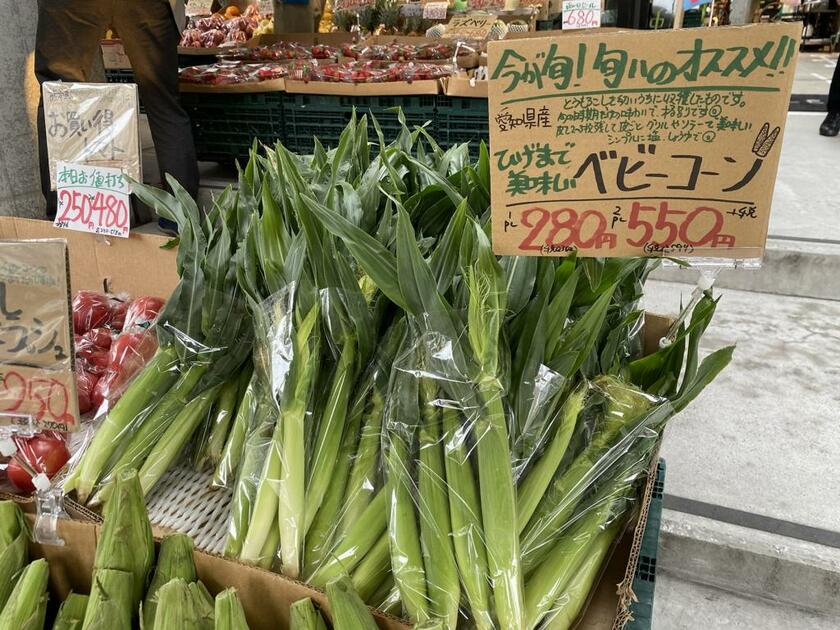 旬八青果店の店先に並ぶ商品