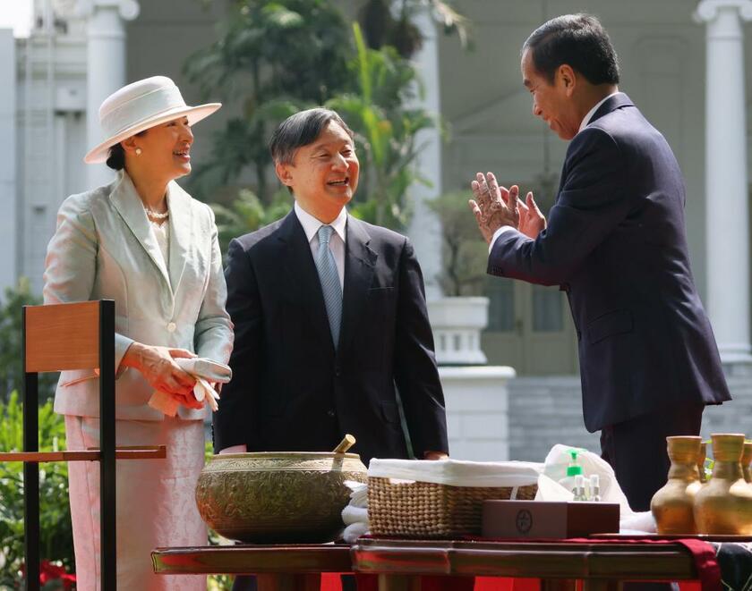 ボゴール宮殿で植樹式に臨む天皇、皇后両陛下とジョコ大統領＝6月19日、インドネシア・ボゴール