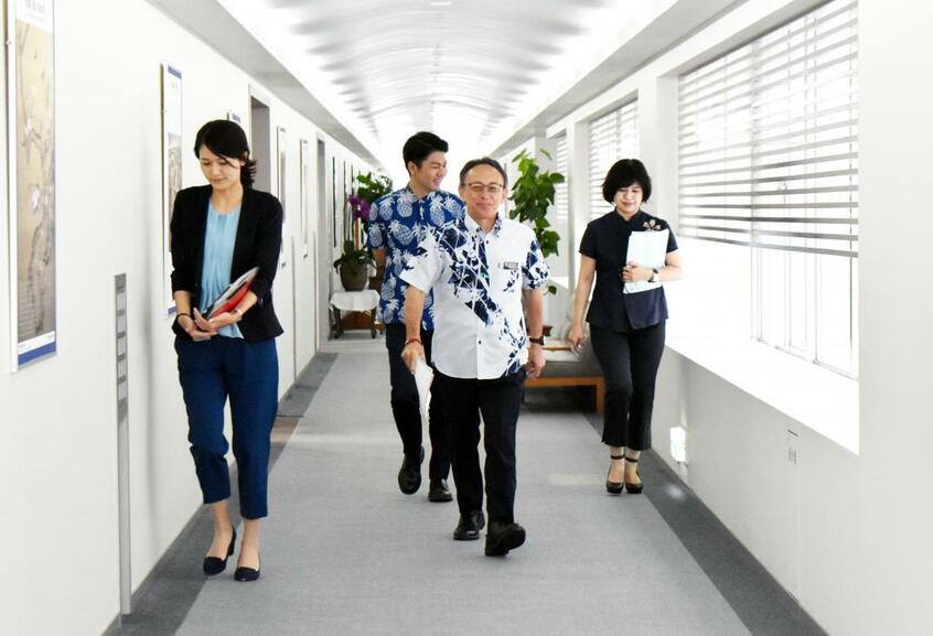 分刻みのスケジュールで動く。多角的なリサーチとファクトに基づいた建策を県庁職員に求める。観光業を中心に沖縄経済は上向きだが、格差と貧困も横たわる。明るくしたたかに県政に挑む(撮影/山城博明)