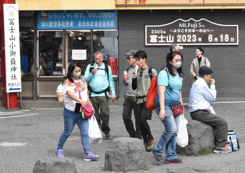 観光客でにぎわう富士スバルライン5合目。訪日外国人も多い=2023年6月、山梨県