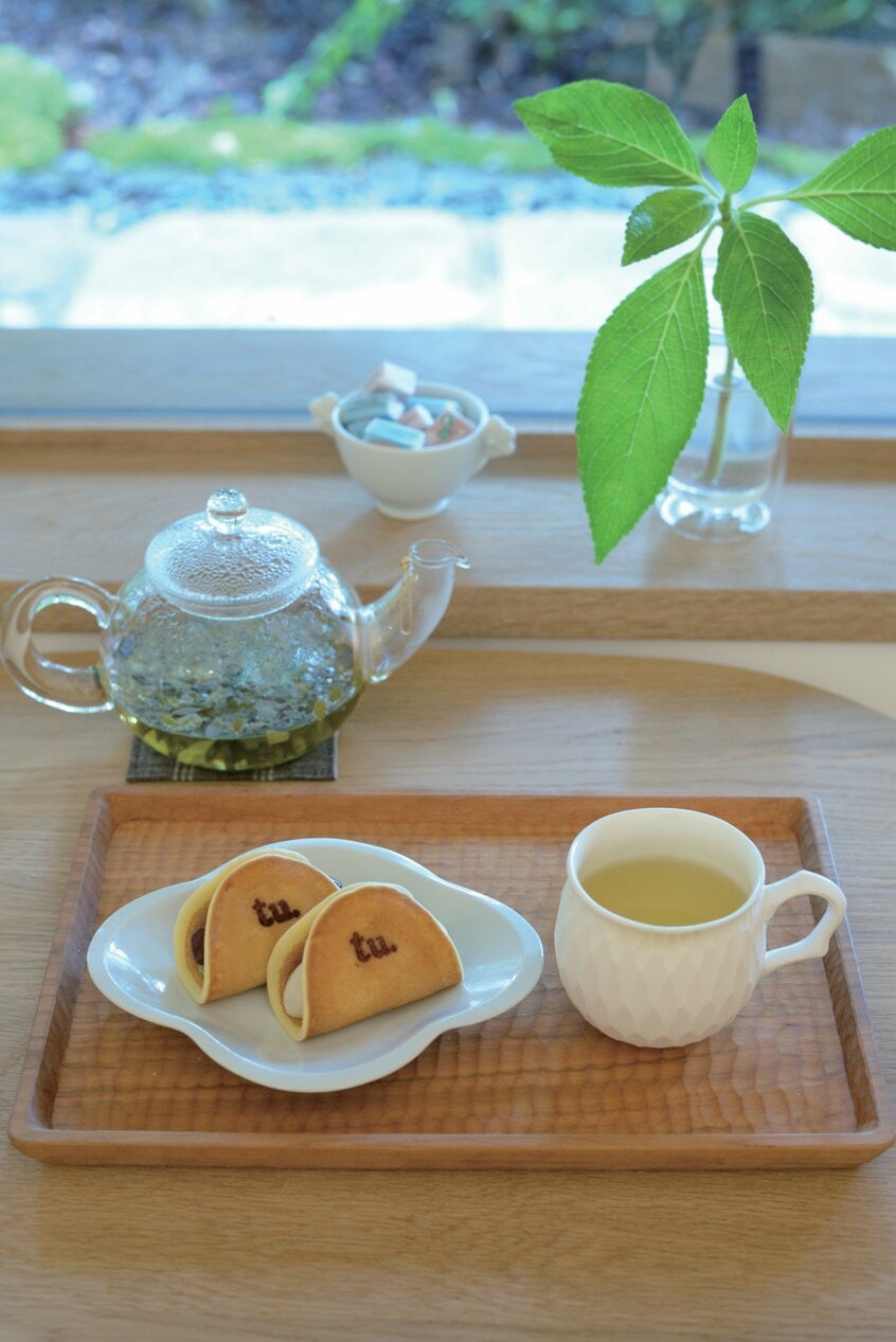 【tubara cafe】生つばら2 個とお飲み物(1298円~)。のれんの奥に広がる居心地のいい店内で、歴史を感じながら味わって