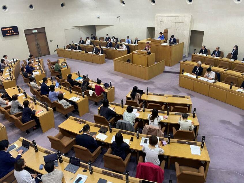 女性が多数となった東京都杉並区議会=2023年5月