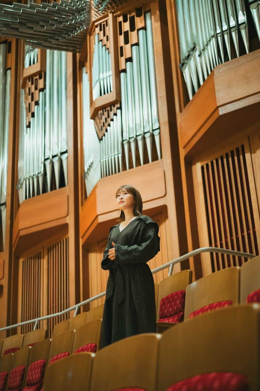「父（坂本龍一さん）だったらどうしただろう？」とずっと考えていたと語る、坂本美雨さん（撮影／MURAKEN）