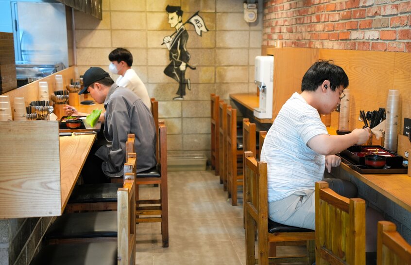 「1人ポッサム」を売り物に店舗数を増やしているチェーン店の店内。若い世代が多いという＝2022年8月、ソウル、朝日新聞論説委員・稲田清英撮影
