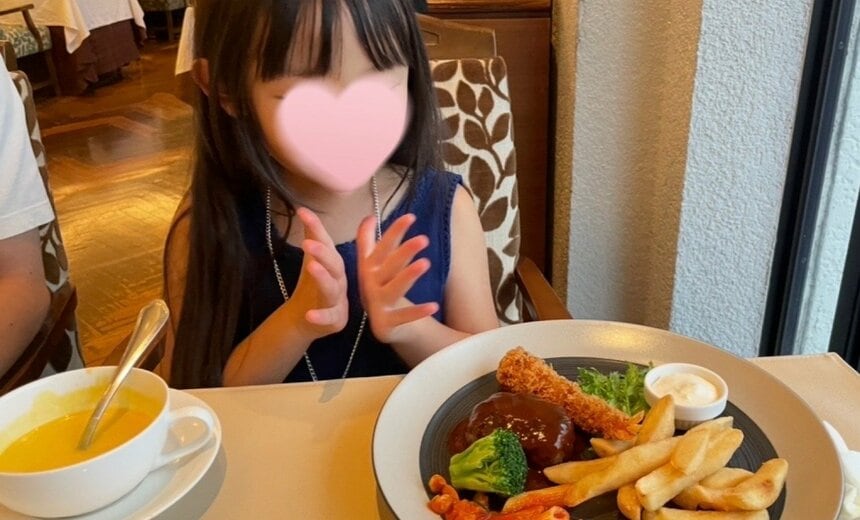 豪華なキッズプレートに大喜びの長女。次女は「パン、おいしいね！」とおかわりしてほおばっていました