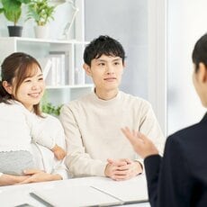 子育て世代の保険、払いすぎてない？　「手取り年収」から保険料の上限目安をFPが解説