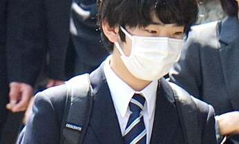 悠仁さま筑付入学式でニコッと笑顔 沿道に手を振る秋篠宮さま 透けて見えた家族の立ち位置