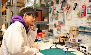 シャーペンをノックする音で頭痛に…「感覚過敏」の子どもが直面する2学期の苦しみ