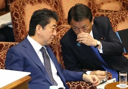 安倍首相と麻生財務相(c)朝日新聞社