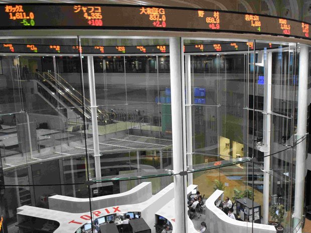 株価情報が表示される東京証券取引所内　（c）朝日新聞社　＠＠写禁