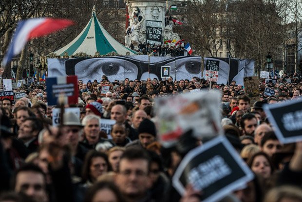 連続テロをうけてパリで開かれた大規模な行進。多くの人が「私はシャルリー」と書かれた紙でシャルリー・エブド紙への連帯を表明したが、イスラム系移民との関係再構築を語る声はほとんど聞こえてこない（写真：ｇｅｔｔｙｉｍａｇｅｓ）　＠＠写禁