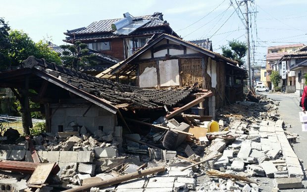 熊本県益城町では昔ながらの木造家屋に２世帯で住む家庭も多く、被害が大きくなった。ある被災者は「断層が通っているとは聞いていたが、気に留めたこともなかった」と話した／４月１５日午後（撮影／編集部・作田裕史）