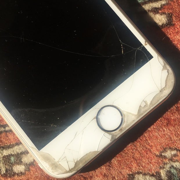 なんだかんだ言いましたが世話になった「先代」iPhone。ひび割れが苦闘の日々を物語る(写真:本人提供)
