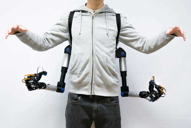 メタリム　ＭｅｔａＬｉｍｂｓ／東京大学教授の稲見昌彦さんらは、人の体をロボット、ＶＲで「変身」「合体」させ、人の心のあり方や行動を変える研究に取り組んでいる（撮影／編集部・長倉克枝）