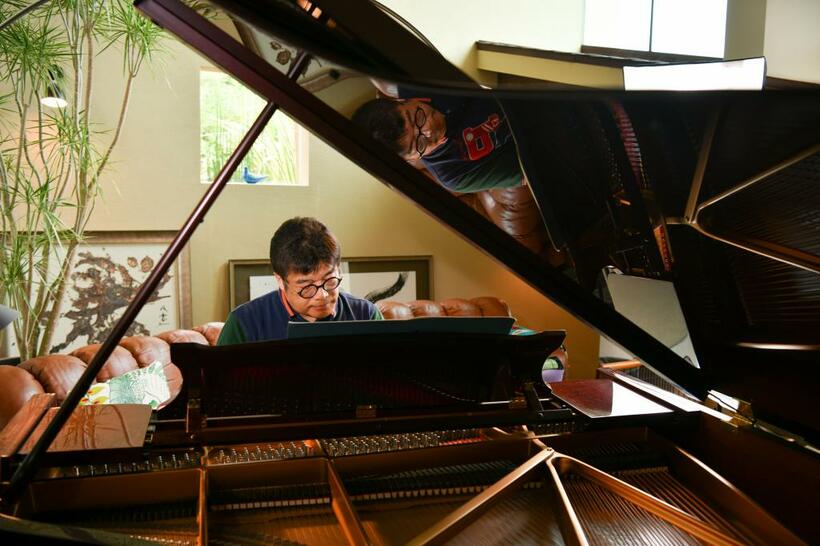 レオス・キャピタルワークス会長兼社長の藤野英人さんの趣味はピアノ。藤野さんは超人気アクティブファンド「ひふみ」シリーズのファンドマネジャーでもある（撮影／写真部・馬場岳人）