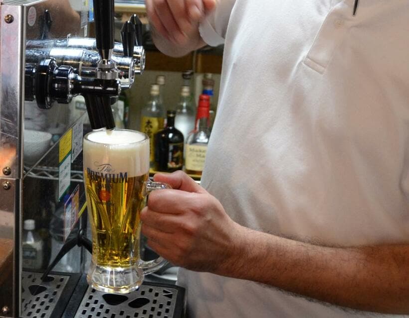 2カ月ぶりの“乾杯”を楽しむ客とそれを歓迎する飲食店　（ｃ）朝日新聞社