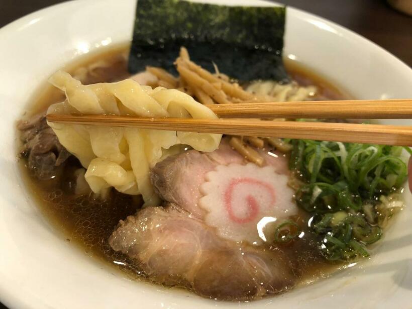 「麺や 河野」の看板メニュー「醤油ら～めん」は一杯790円。煮干しや魚介のうまみがあふれている（筆者撮影）