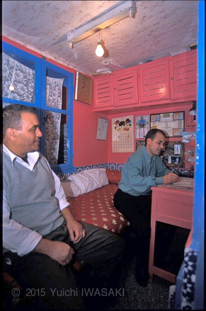 派手な色合いのペンキで壁を塗るケースもしばしば。この宿では、廊下も室内もトイレも、全てがピンク一色だった。　ラバト・モロッコ 2001年／Rabat,Morocco 2001