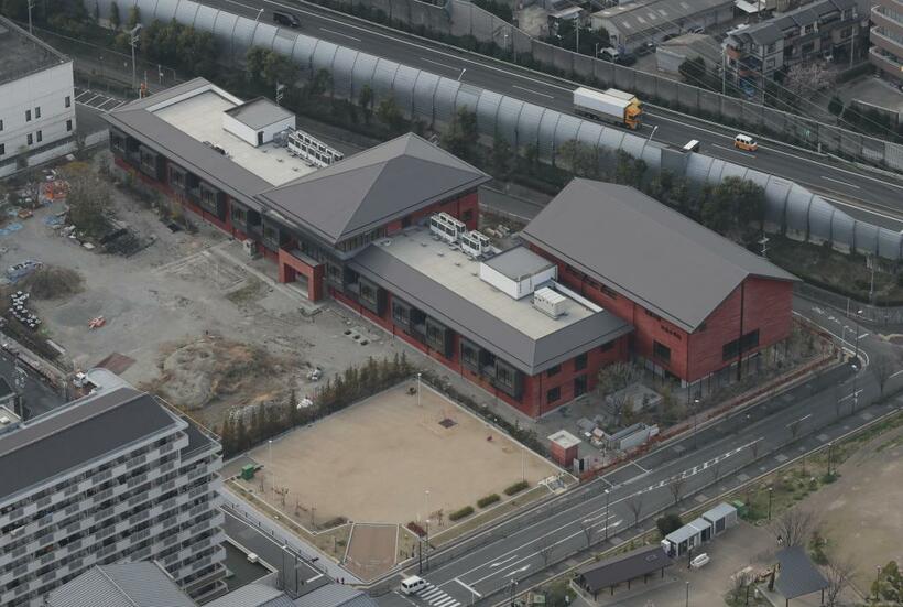 森友学園が建設していた小学校の校舎やグラウンド＝2019年3月29日午後、大阪府豊中市　（ｃ）朝日新聞社