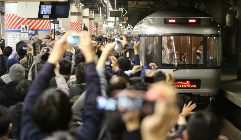 上野駅で寝台特急「カシオペア」の下り最終列車を見送る鉄道ファン。カシオペアは２０１６年３月に定期運行を終了しており、今年６月３日の運行はツアー専用のものだった＝２０１６年３月１９日、東京都台東区