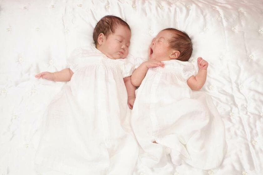 江利川さんは2006年5月に双子の姉妹を出産した。写真は同年9月、生後4カ月の時の1枚。すやすや眠る左側の子が長女のゆうちゃん、あくびをしているのが次女のぴぴちゃん／江利川さん提供
