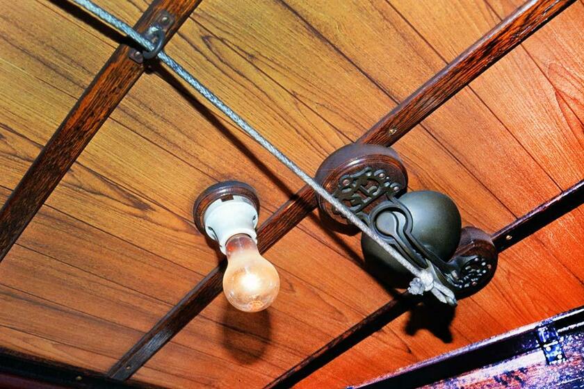 土佐電気鉄道（現・とさでん交通）が1984年に復刻した「維新號」運転台天井に装架された信鈴。車掌台とは紐で直結されている。（撮影／諸河久：1988年8月21日）